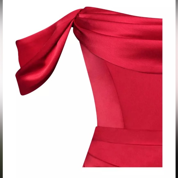 Red satin gown - Picture 6 of 8